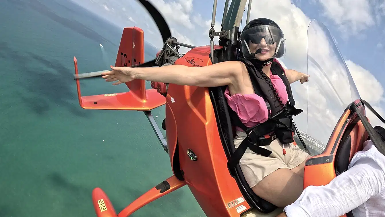 Woman flying in a gyrocopter over Belek during Antalya gyrocopter tour with zirveadam.top 